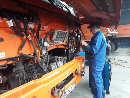 Техник-механик проводит диагностику